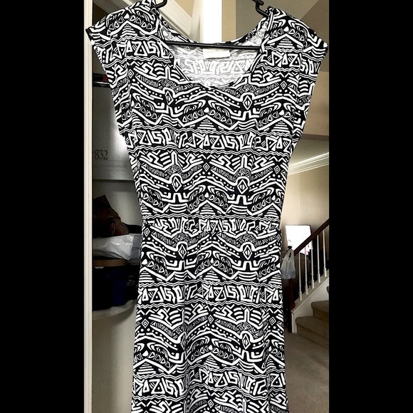 Express Dresses & Skirts - 🆕EXPRESS VERY CUTE COMFY MIDI PATTERNED TYE BACK